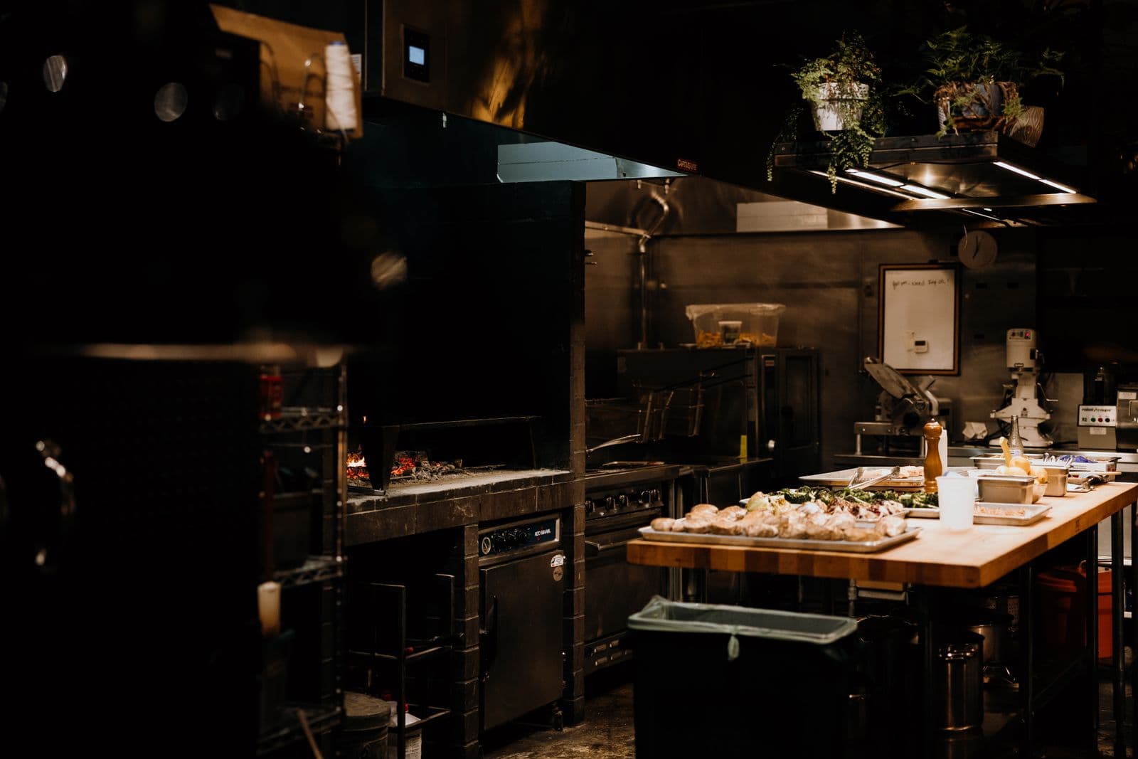 Restoran mutfağında paslanmaz çelik hazırlık alanı